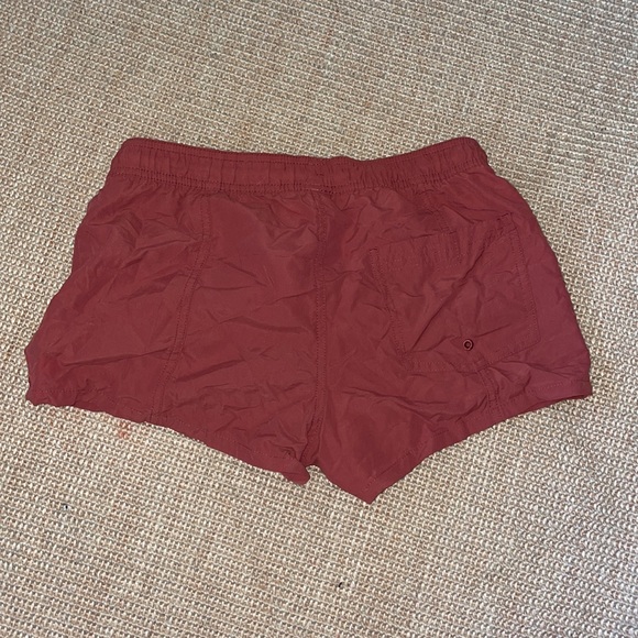 Brick colored Vuori workout shorts - Picture 2 of 2